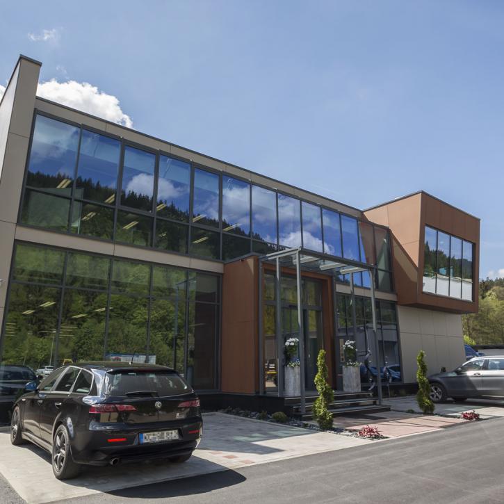 Eingangsbereich und Parkplatz im neuen Firmensitz Wallenfels